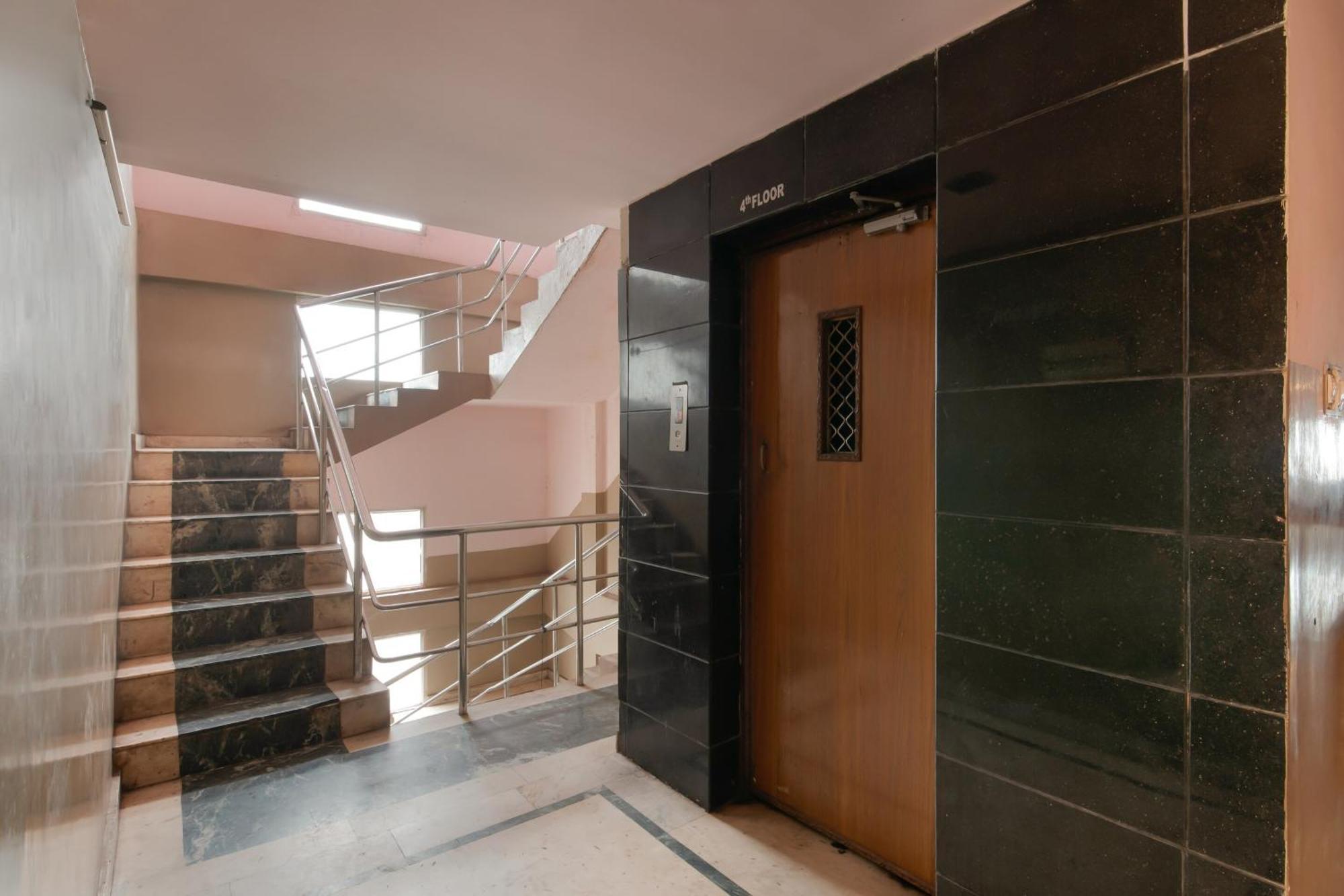 SPOT ON 76144 Hotel Manikanta Residency Visakhapatnam Bagian luar foto